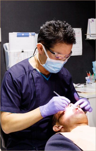 インプラント治療を行う歯科医師